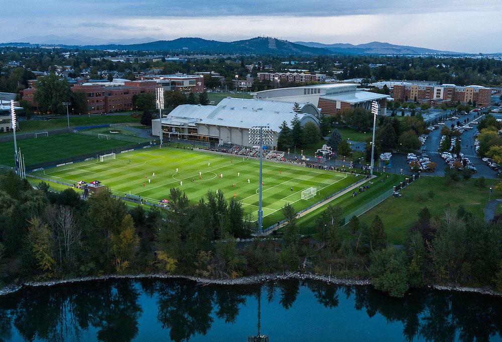 Jugador de fútbol en estadio universitario en Estados Unidos